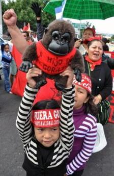 Miles de hondureños marchan en apoyo a Zelaya