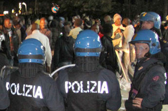 Un ataque a inmigrantes genera enfrentamientos en Italia