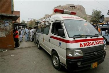 11 escolares muertos y 6 graves cuando un tren arrolló ómnibus en Pakistán