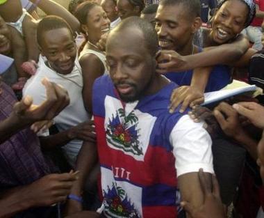 El famoso rapero Wyclef Jean ayuda a juntar cadáveres en las calles de Puerto Príncipe
