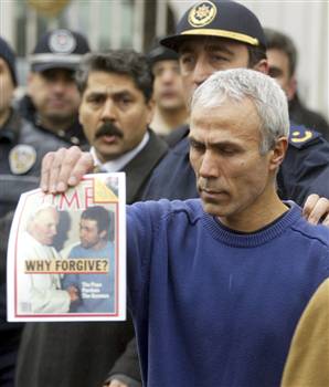 El turco que intentó matar a Juan Pablo II salió de prisión