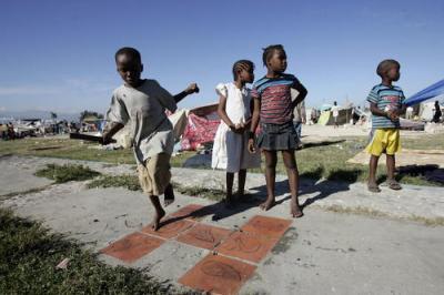 Los traficantes de niños acechan entre las ruinas de Haití