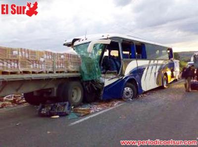 15 muertos, entre ellos varios chilenos, y 25 heridos al chocar un ómnibus y un camión en Bolivia