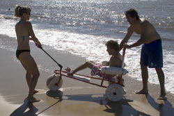 Las playas de Montevideo reciben y asisten a personas con capacidades diferentes