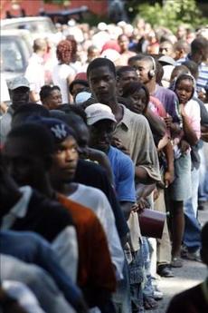 ¿Cómo?...Abren los bancos de Puerto Príncipe con grandes colas pero sin incidentes