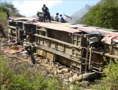 Siguen desaparecidas 10 personas que iban en el autobús que cayó a un río en Bolivia