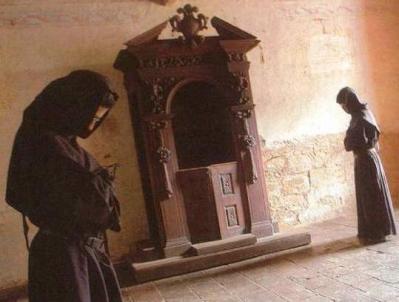 Diez avemarías por haber sido violada en el confesionario