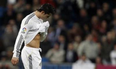Cristiano Ronaldo fustigado por su violencia en la cancha