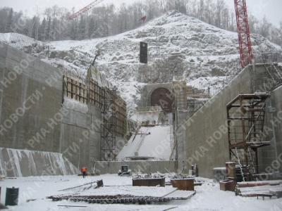 Gigantesco bloque de hielo puede hacer colapsar la mayor presa hidroeléctrica de Rusia