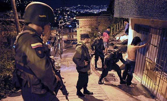 Bandas criminales imponen "toque de queda" en Medellín