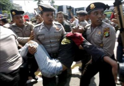 Arde Indonesia; Miles de manifestantes exigen la dimisión del presidente