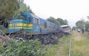 Uruguay: Tren descarriló y destrozó viviendas