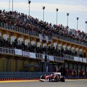 Alonso arrasa y asombra a la 'Scuderia' en su debut