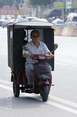 En China un hombre mantenía a su hijo de dos años encadenado en la calle mientras trabajaba como taxista