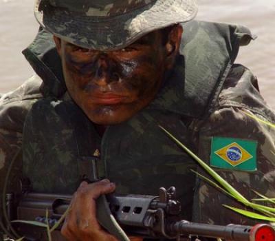 Un general brasileño no quiere homosexuales en las fuerzas armadas y causa dura polémica