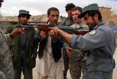 Un policía afgano mata a siete niños que estaban recogiendo leña