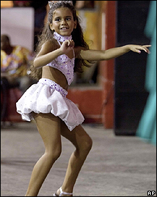 Reina de carnaval niña crea escándalo en Río de Janeiro