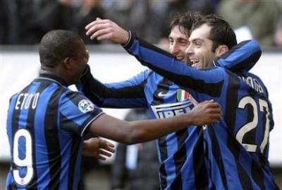 El Milan empata y se aleja de un Inter imparable