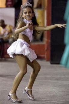La niña "sexy" sacude al carnaval de Río