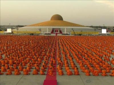 60.000 novicios ordenados a las apuradas para no olvidar a Buda