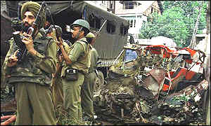 Avalancha sepulta base castrense en Cachemira y hay cientos de militares atrapados