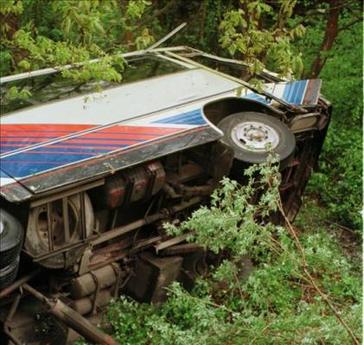 Por esquivar un caballo un ómnibus cayó de un puente en Colombia: 4 pasajeros murieron y 11 resultaron heridos