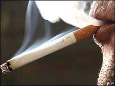 Residuos del humo siguen liberando agentes carcinógenos mucho tiempo después de apagado los cigarrillos