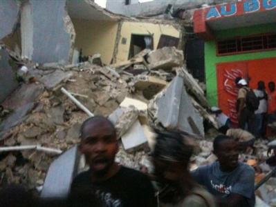 Colapsa supermercado en Haití y quedan personas atrapadas
