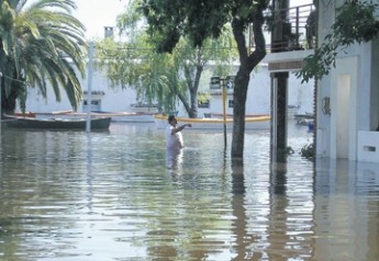 Sale el sol, las aguas bajan, pero sigue habiendo 8 mil desplazados por las inundaciones en Uruguay