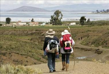 El viento desplaza 45 islas flotantes en el Lago Titicaca