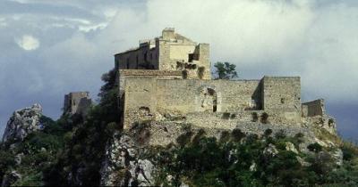 La policía de Sicilia investiga el caso de la baronesa asesinada en su castillo hace...447 años