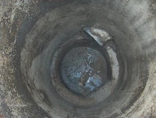 Cuatro niños mueren sepultados por el barro en un fosa séptica en India