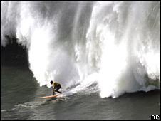 Una ola gigante "se tragó" espectadores de surf en California