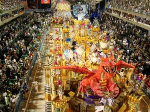 Con un homenaje a España comenzaron desfiles de Carnaval de Rio en un Sambódromo que explotaba