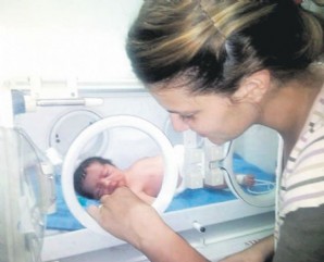 Uruguay: Salvó la vida a una beba prematura en una carpa