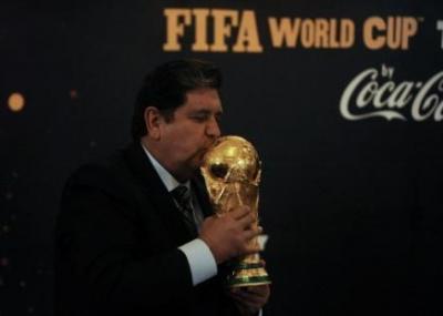 La Copa Mundial de la FIFA llega a Perú y le colocan un gorro andino