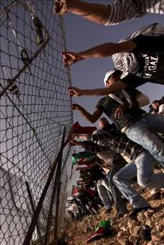 Manifestantes palestinos desmantelan barrera israelí en Cisjordania