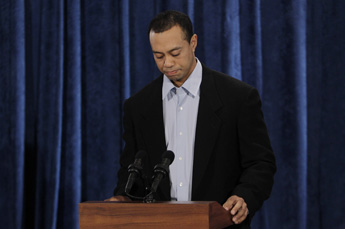 Tiger Woods pide perdón pero no convence