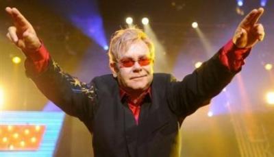 Elton John afirma que Jesús era un "gay compasivo" que entendía al ser humano