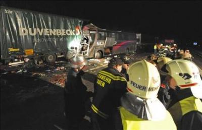 6 muertos y más de 30 heridos en un accidente de autobús en Austria