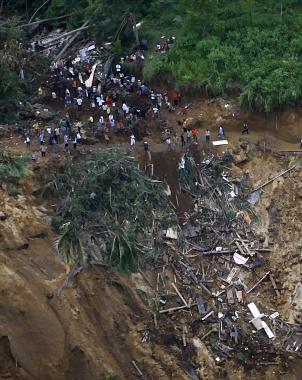60 personas sepultadas por alud en Indonesia