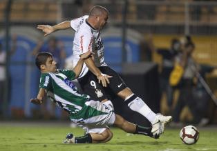 Corinthians derrotó 2-1 a un Racing luchador