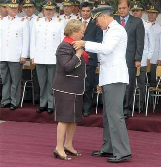 Bachelet recibe una condecoración que por primera vez entrega el Ejército chileno