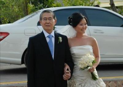 El reo Fujimori llevó a su hija al altar en la boda celebrada en base policial
