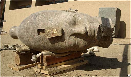 Desentierran en Egipto cabeza enorme con imagen de faraón