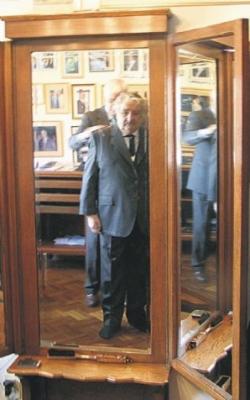 El "derrochón" de Mujica estrena dos trajes para asumir hoy como presidente de los uruguayos