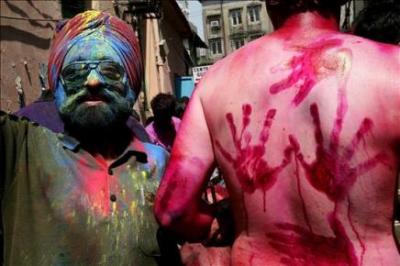 Millones de indios salieron hoy a las calles para "luchar" a todo color