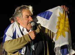 Mujica acude a toma de posesión de ministros