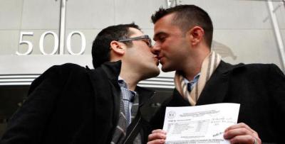 Fila de homosexuales para solicitar licencia de casamiento en Washington