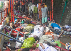 65 muertos y 30 heridos en una estampida en un templo hindú